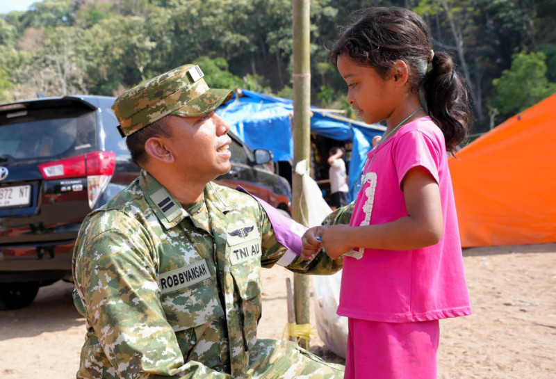 Puspsi TNI Berikan Trauma Healing bagi Anak Penyintas Gempa Bumi NTT