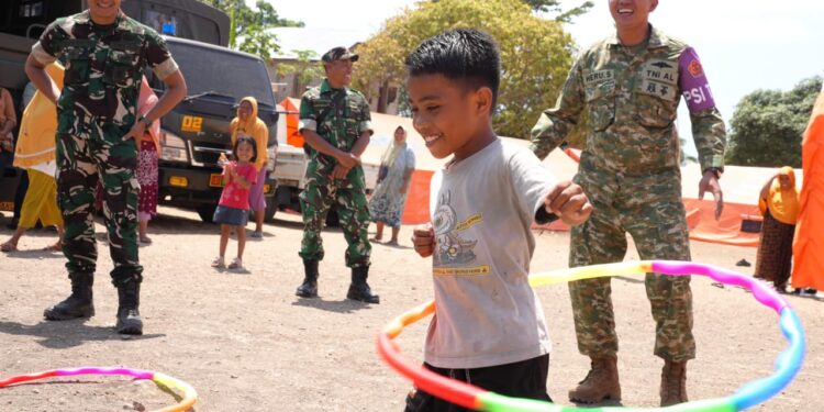 Puspsi TNI Bersama Kodim 1612/Manggarai dan Yonif TP 834/WM Berikan Trauma Healing kepada Penyintas Gempa